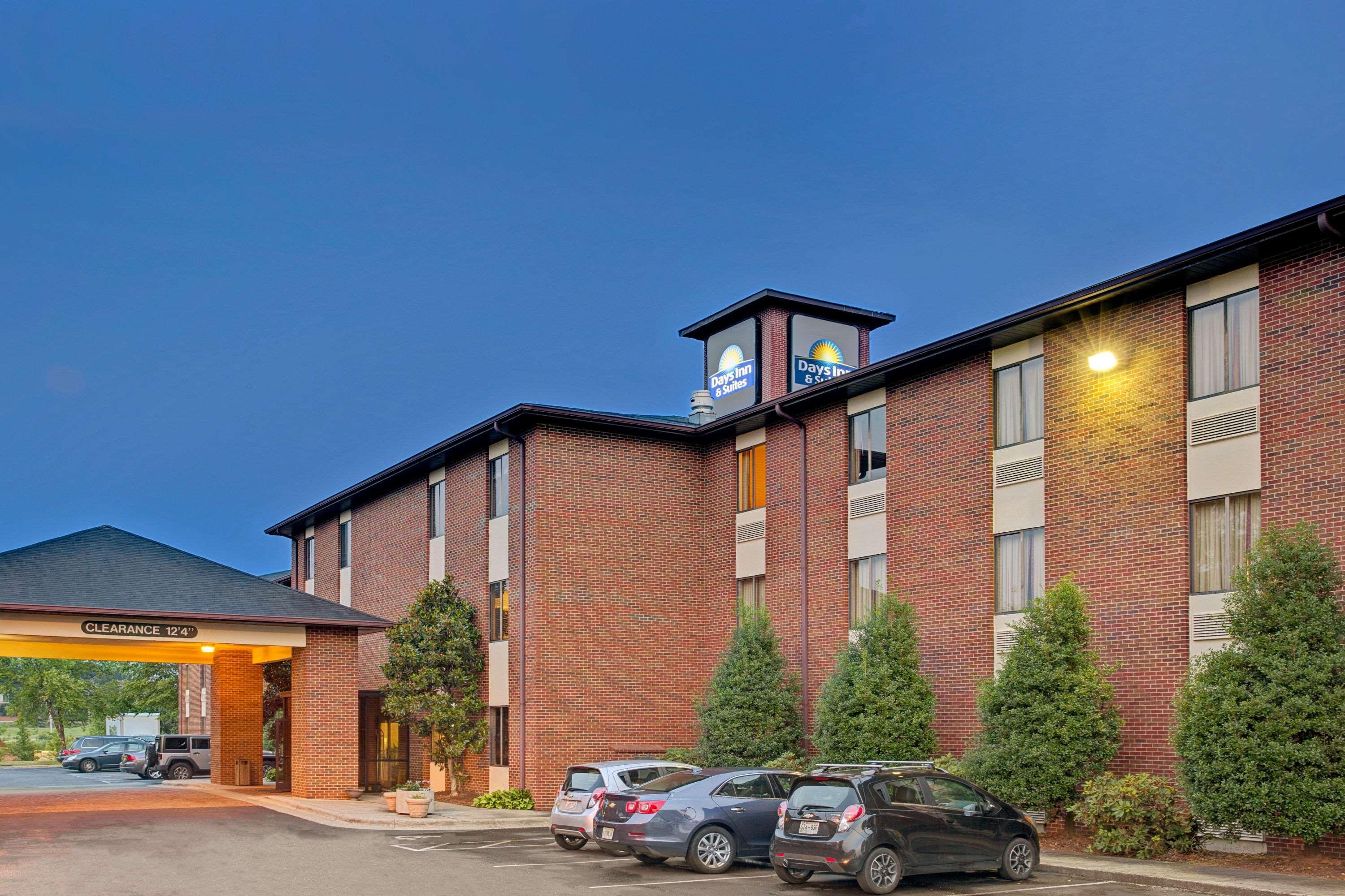 Days Inn & Suites By Wyndham Hickory Εξωτερικό φωτογραφία